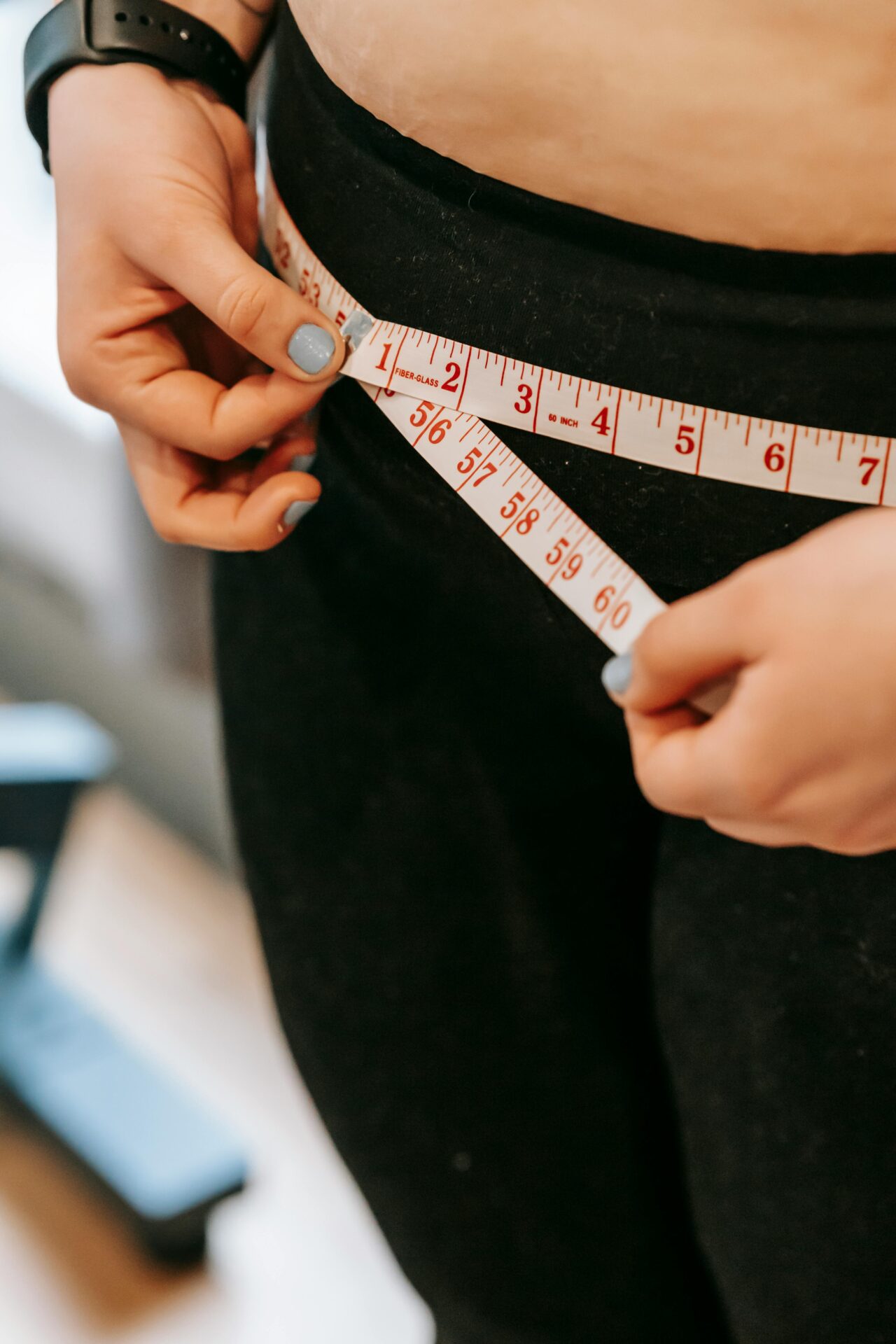 Woman measuring her hips<br />
